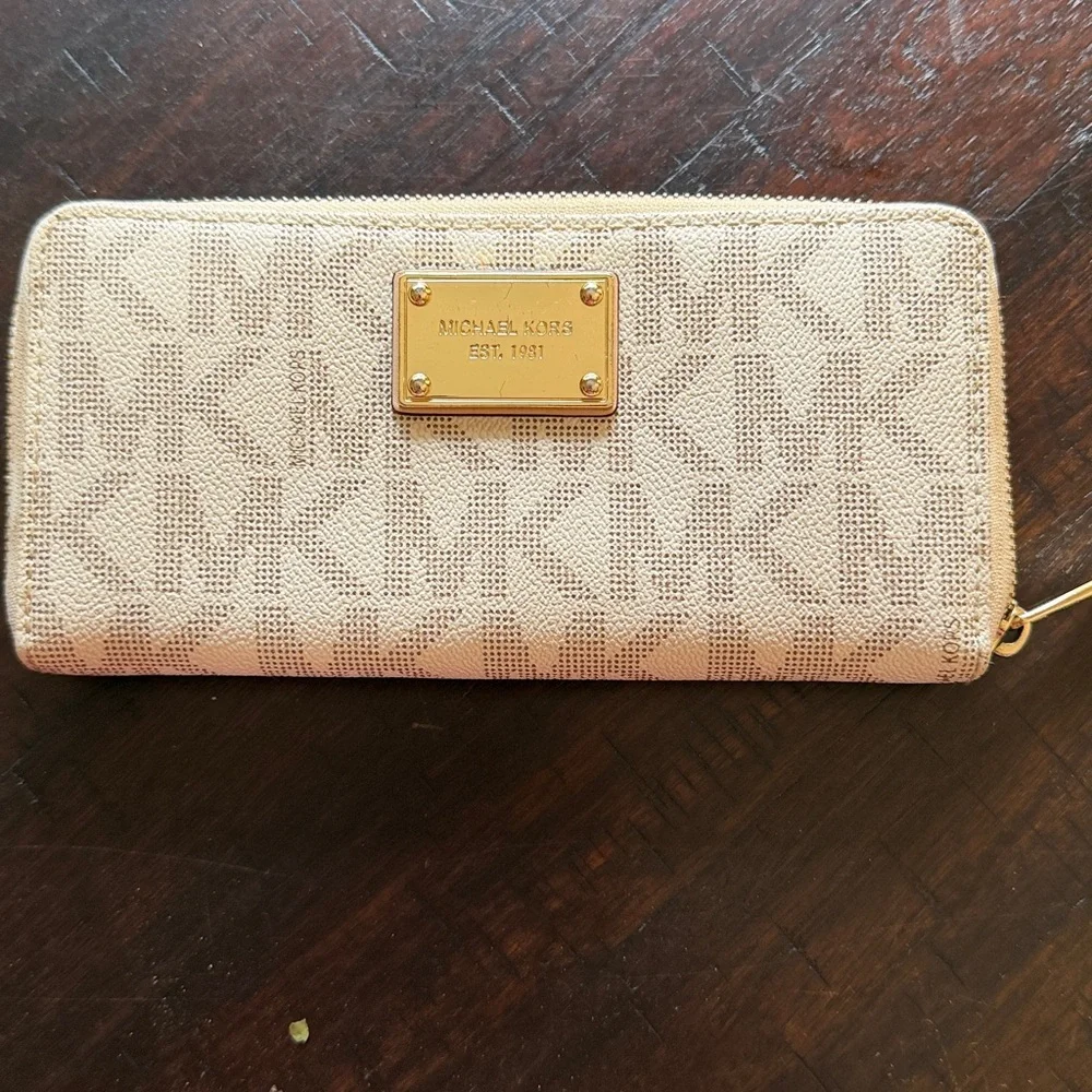 Michael Kors Jet Set Beige Wallet ( Matches Purse )